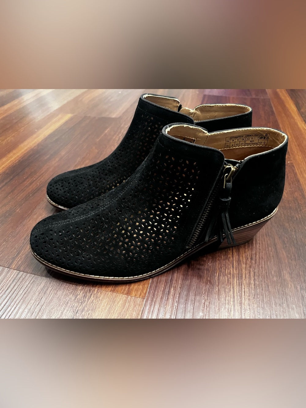 Vionic Daytona Women's size 10 Black
Perforated Suede Side Zip Booties